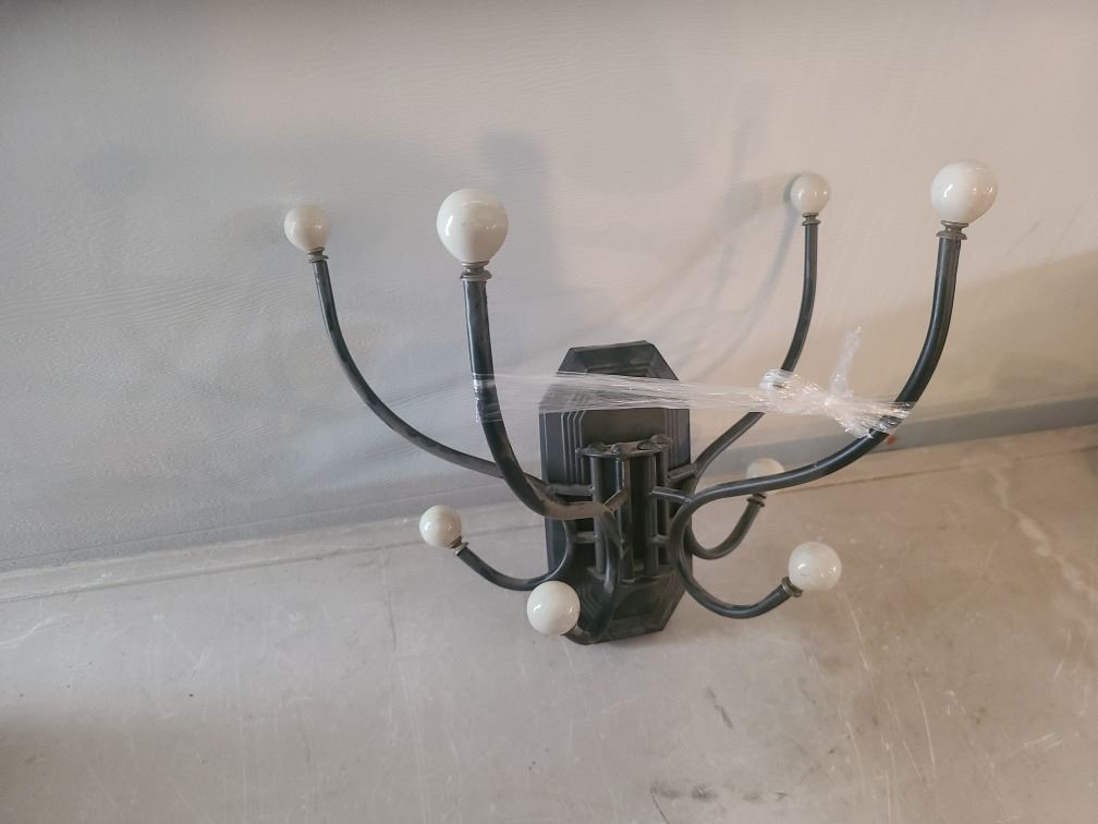 Metal Wall mount hat rack with swivel arms - Schmalz Auctions