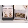 Image 1 : Two pairs of ladies yellow gold earrings 14kt butterflies and tested 10kt abstract squares
