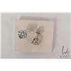 Image 2 : 14kt white gold and diamond solitaire earrings set with two 1.00ct round brilliant cut white diamond