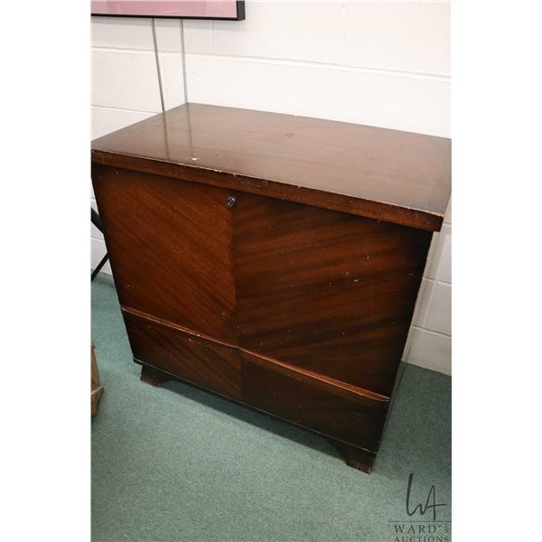 Vintage matched grain mahogany cedar line blanket chest from the Honderick Furniture Ltd. with singl