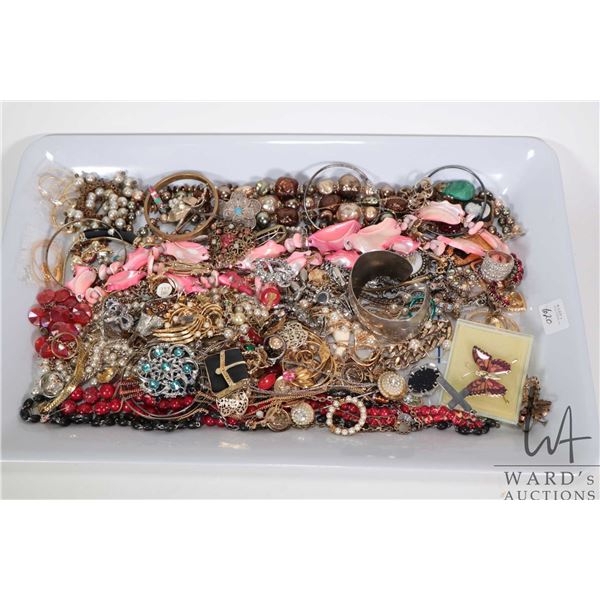 Tray lot of vintage and collectible jewellery including necklaces, brooches, bracelets rings, earrin