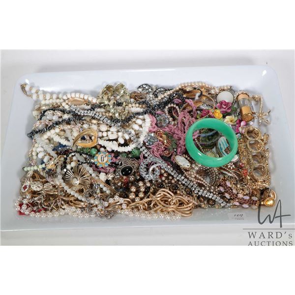 Tray lot of vintage and collectible jewellery including necklaces, brooches, bracelets, rings, earri