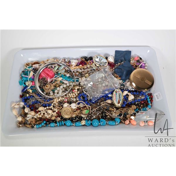 Tray lot of vintage and collectible jewellery including necklaces, brooches, bracelets, rings, earri