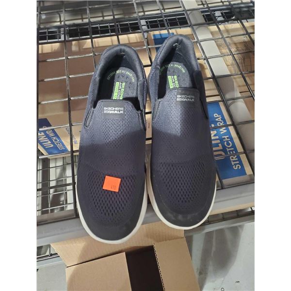 Sketchers Mens Size 10 Running Shoes - OUT OF BOX - SOLD AS IS