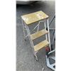 Image 2 : 3 STEP STOOLS AND FOLDING DOLLY