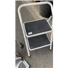 Image 3 : 3 STEP STOOLS AND FOLDING DOLLY