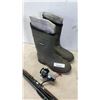 Image 3 : 2 FISHING RODS WITH INSULATED RUBBER BOOTS AND FISHING MAPBOOK