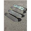 Image 1 : 4 LOST PROPERTY SKATEBOARDS