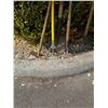 Image 2 : BUNDLE OF GARDEN TOOLS