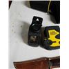 Image 2 : 2 LASER GUIDES AND HUNTING KNIFE