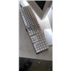 Image 4 : 2 PARTS IMAC COMPUTERS AND KEYBOARD