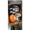Image 2 : TOTE AND BOX OF HALLOWEEN DECOR