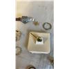 Image 4 : COLLECTION OF MISC. VINTAGE JEWLERY