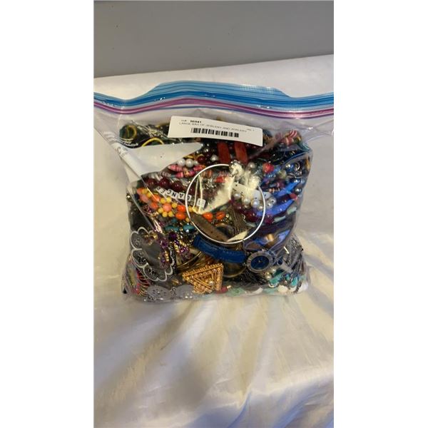 LARGE BAG OF JEWLERY AND JEWLERY PARTS