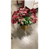 Image 2 : 2 BRASS PLANTERS WITH ARTIFICIAL FLOWERS AND MAGAZINE RACK ENDTABLE