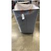 Image 8 : GREY HAMPERS AND STORAGE BINS