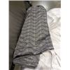 Image 2 : 3 BAGS OF QUEENSIZE HYATT WHITE BEDSHEETS AND BOLT OF FABRIC