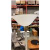 Image 2 : 2 FLOOR LAMPS