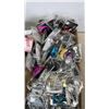 Image 4 : 40 NEW HAIR EXTENTION AND TRAY OF NEW EARRINGS