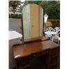 Image 2 : VINTAGE VANITY DRESSER WITH MIRROR