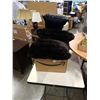 Image 1 : FAUX FUR QUEEN SIZE BLANKET AND 3 PILLOWS