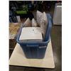 Image 1 : TOTE OF THROW PILLOWS AND COLLECTOR PLATES