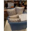 Image 2 : TOTE OF THROW PILLOWS AND COLLECTOR PLATES