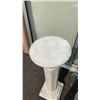 Image 3 : 33" CERAMIC PEDESTAL WITH VASE AND ARTIFICIAL FLOWERS