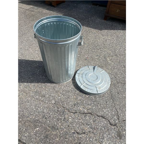 Garbage can with lid