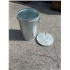 Image 1 : Garbage can with lid