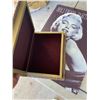 Image 2 : Box hooks and clipboard box