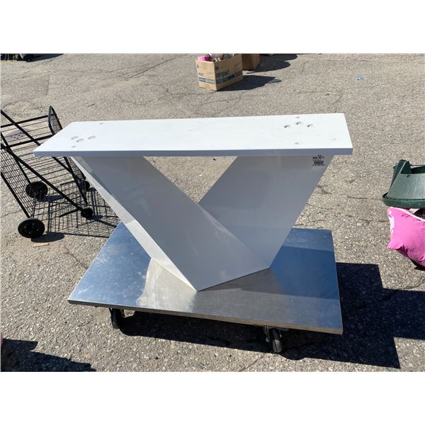 Dining table with jacknife leaf