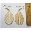 Image 2 : 20)  SPLIT OVAL SHAPED GOLD TONE WITH CREAM