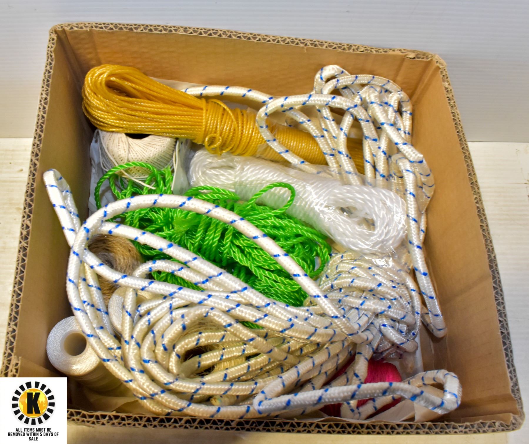 BOX WITH VARIETY OF NEW ROPE, STRING AND