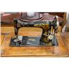 Image 2 : SINGER SEWING MACHINE ON STAND