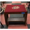 Image 1 : VINTAGE FLORAL TAPESTRY BENCH SEAT