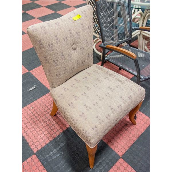 SIDE ACCENT FABRIC (PLUM/BEIGE) CHAIR