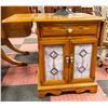 Image 1 : DROP LEAF STYLE END TABLE W/STAINED GLASS CUPBOARD