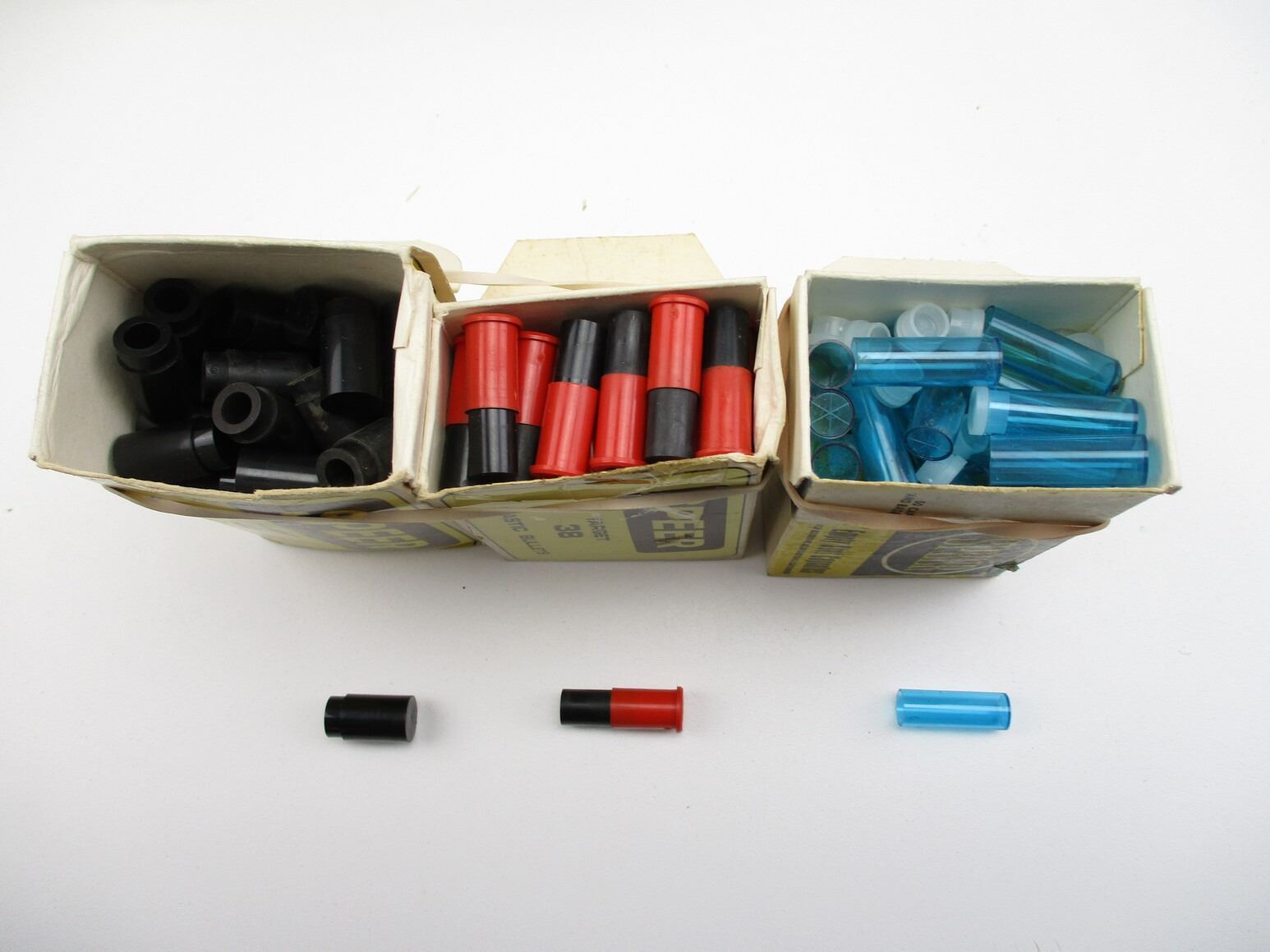 NON-PRIMED SPEER ASSORTED PLASTIC BULLETS, CAPSULES, AND CASES LOT ...