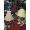 Image 2 : 3 VARIOUS TABLE LAMPS & LAMPSHADES