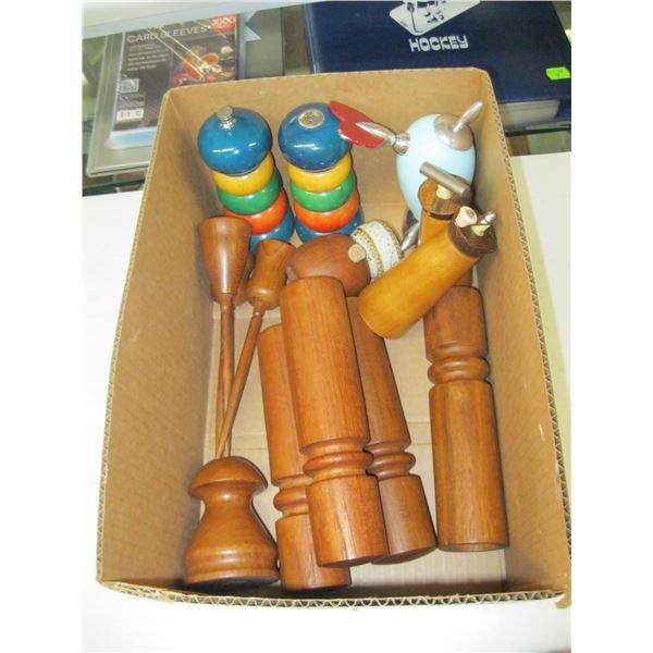 BOX W/RETRO WOODEN SALT & PEPPER SHAKERS/GRINDERS