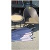 Image 2 : PATIO SET, 2 CHAIRS & MATCHING TABLE W/PATIO UMBRELLA