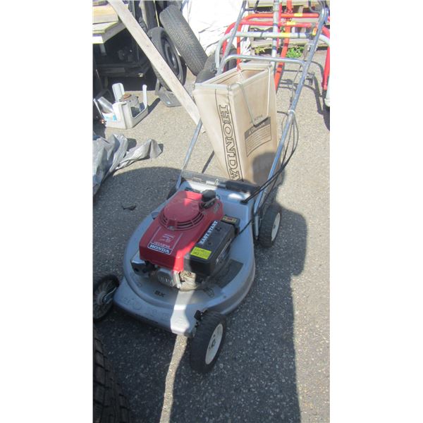 HONDA HRA214 GAS MOWER W/BAG