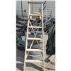 Image 1 : WOODEN 6' STEPLADDER