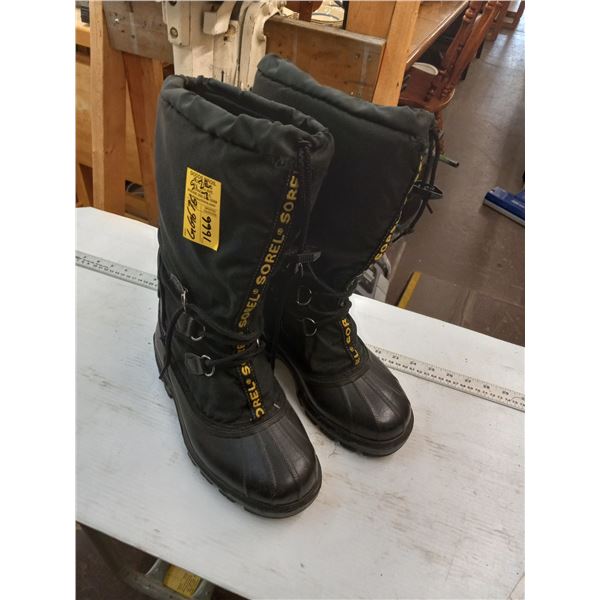 PR OF SIZE 7 SORREL WINTER BOOTS