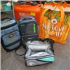 Image 3 : BAG OF MISC CONTAINERS AND A SMALL COOLER BAG