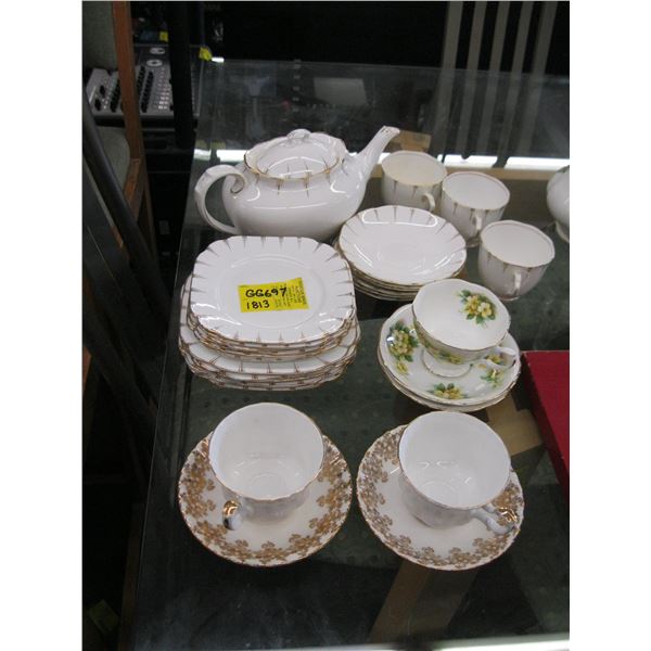 SMALL SET OF ROYAL ALBERT CROWN CHINA