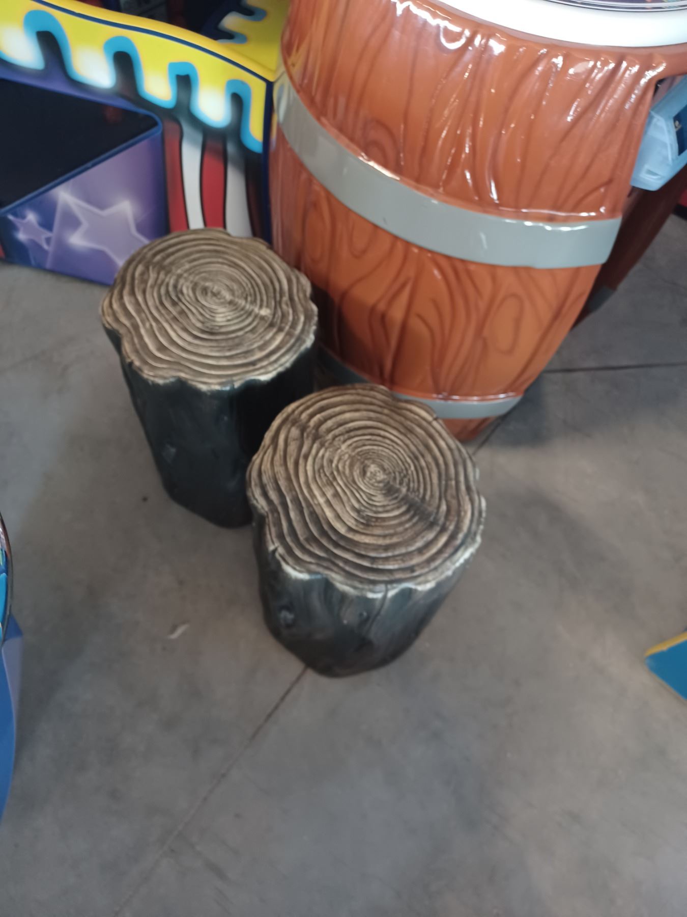 WHACK 'N WIN ARCADE GAME MACHINE W/ 2 LOG STOOLS.