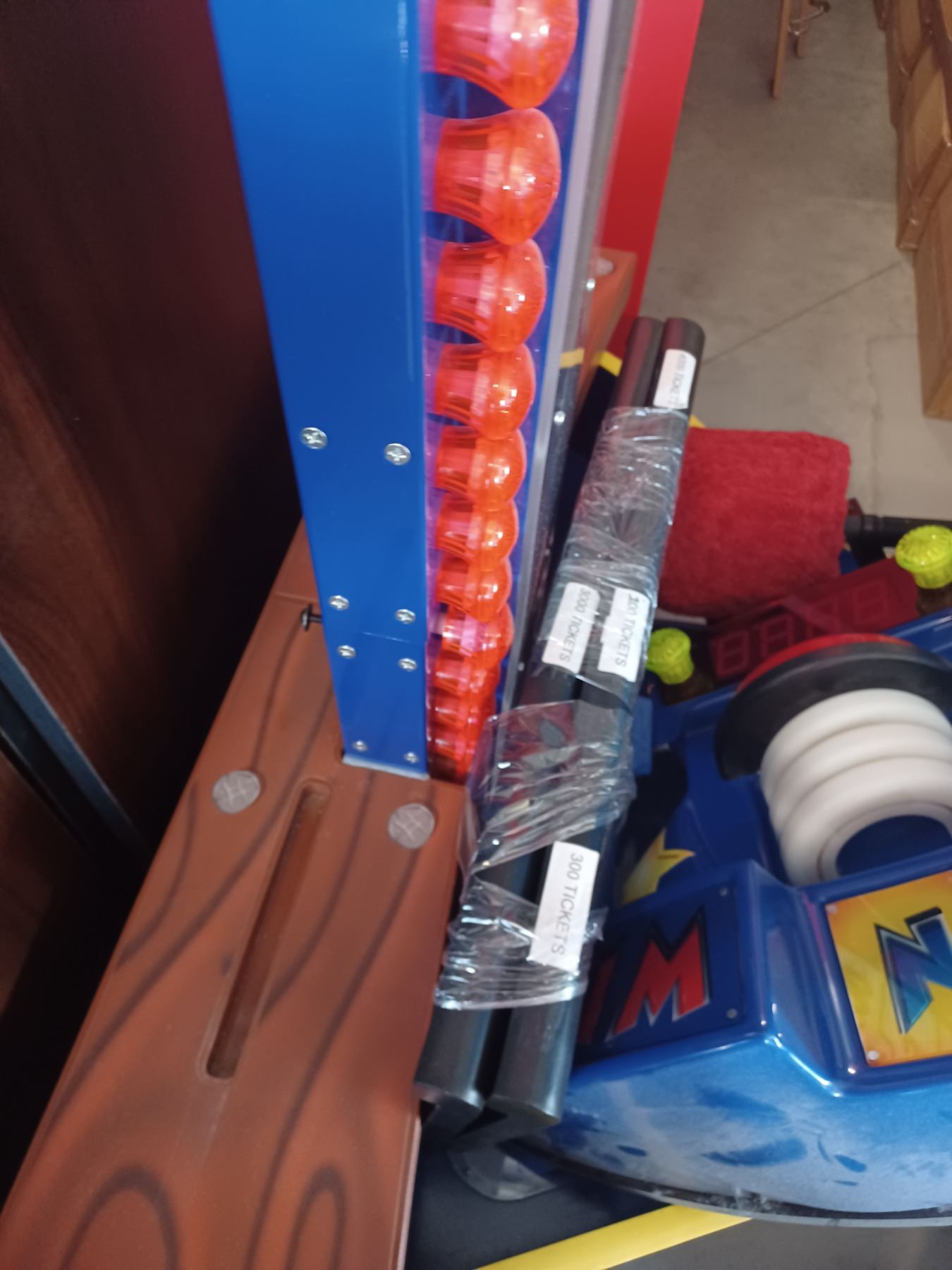 WHACK 'N WIN - ARCADE GAME MACHINE W/ 2 LOG STOOLS.