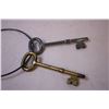 Image 2 : (2) Keys and a Tip Top Tin